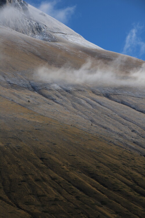 The clouds underline the rupture.
Les nuages soulignent la rupture.